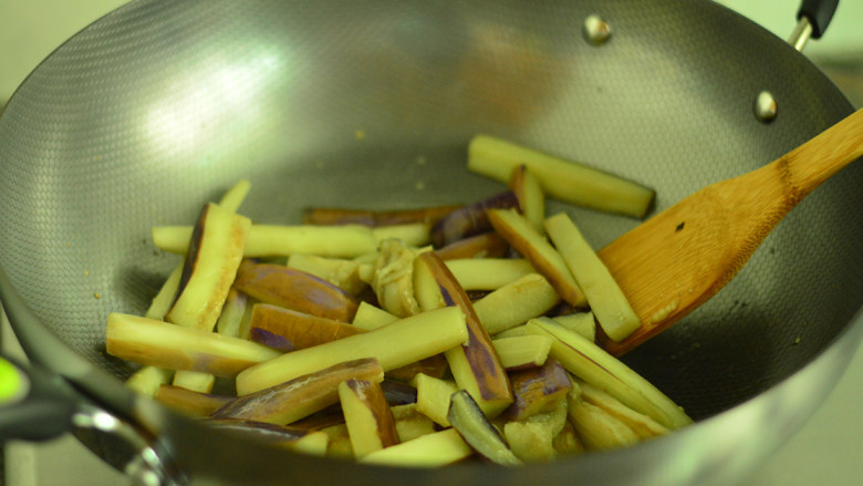 茄子炒豆角,炒至茄子发软后盛出，锅里留少许底油