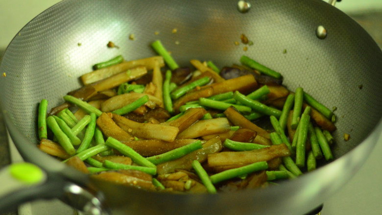 茄子炒豆角,翻炒均匀即可