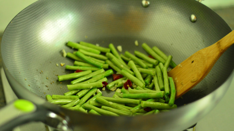 茄子炒豆角,放入豆角翻炒，豆角比较难熟，要炒多一会