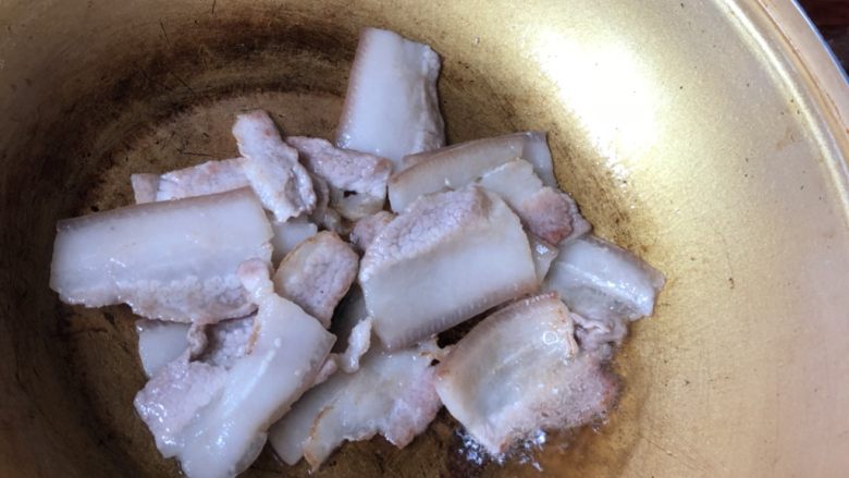 木耳盐煎肉,如图,火不能太大,容易焦