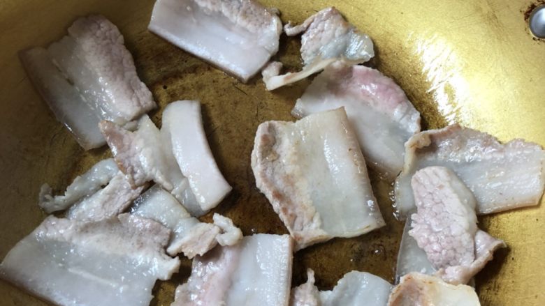 木耳盐煎肉,油热冒烟后,小火,下五花肉,慢慢煎出油脂