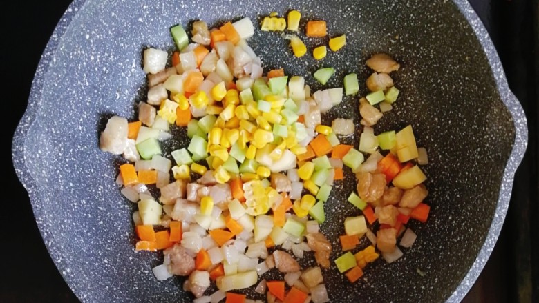 宝宝辅食—杂蔬猪肉炒剪刀面,倒入黄瓜和玉米粒,翻炒至食材全熟
