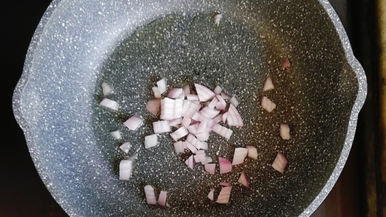 宝宝辅食—杂蔬猪肉炒剪刀面,锅内倒入少许油,放入洋葱炒香
