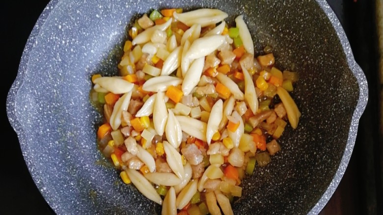 宝宝辅食—杂蔬猪肉炒剪刀面,炒匀出锅咯~
