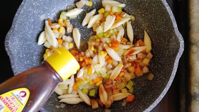 宝宝辅食—杂蔬猪肉炒剪刀面,挤适量的炒面酱(没有就用酱油代替)