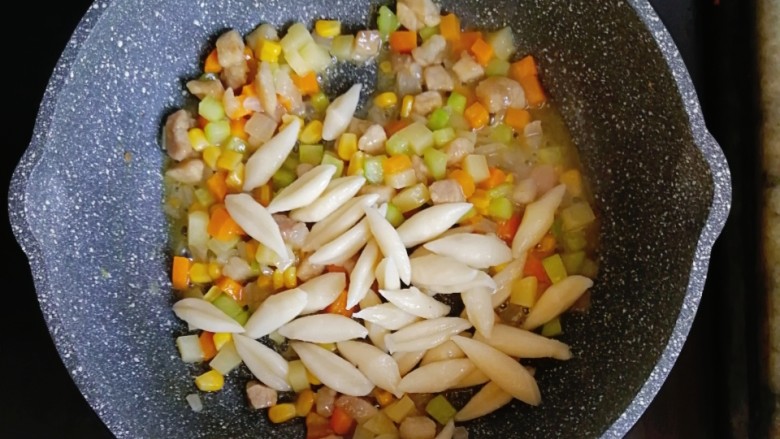 宝宝辅食—杂蔬猪肉炒剪刀面,最后倒入之前煮熟的剪刀面,翻炒均匀