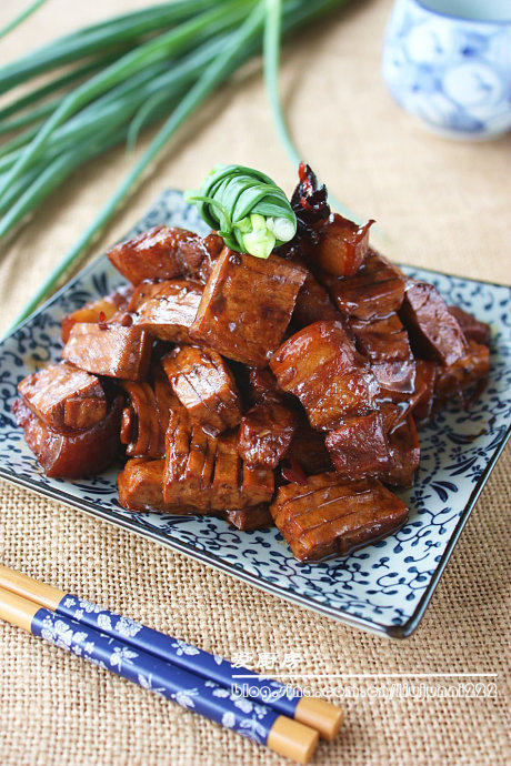 五花肉烧豆干