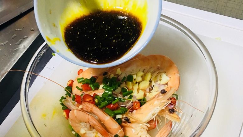 凉拌酸辣虾🦐,放入调好的酱汁。生抽:凉拌醋=1:1,少许香油以及黄辣椒酱。搅拌一下,放置20分钟入味即可!