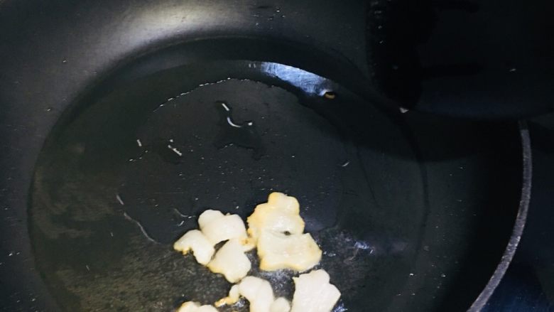 鱼香肉丝,锅热放入油，八成热后，放入肥肉，煸炒出油。
