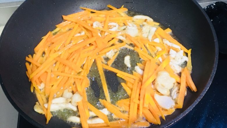 鱼香肉丝,先放肉丝煸炒至变色，接着放入胡萝卜丝继续煸炒