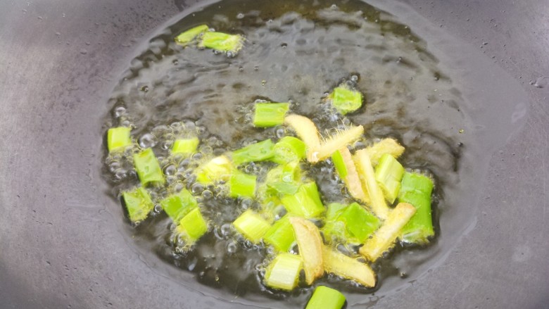 茄子炖土豆,锅里热油,把葱和姜爆香。
