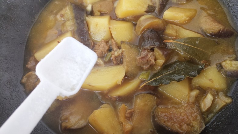 茄子炖土豆,炖十五分钟左右,加一勺盐。