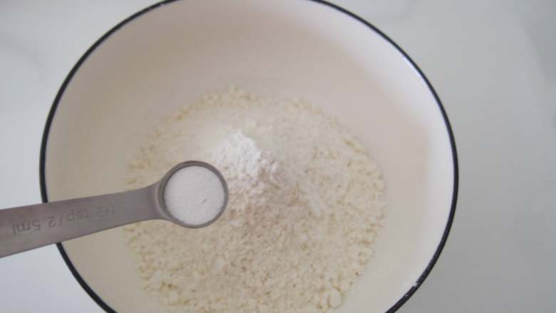 咖啡芝麻脆饼,面粉过筛,加入泡打粉。