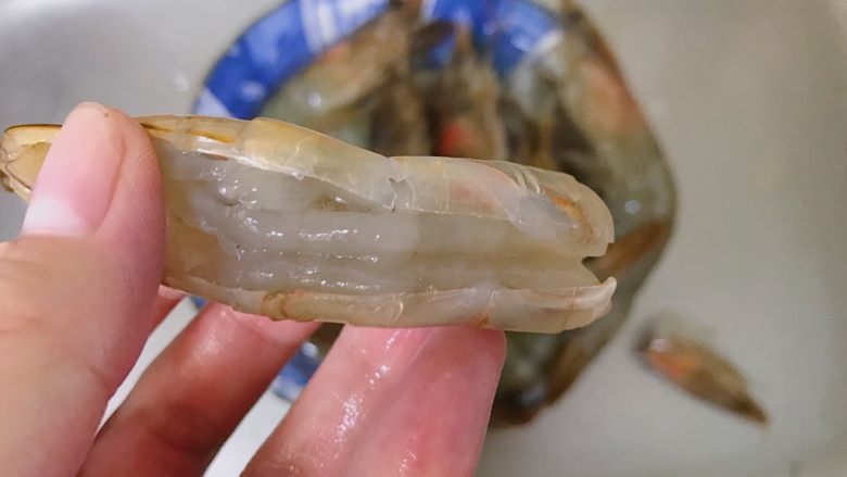 私房茄汁虾,第二步大虾开背去虾线