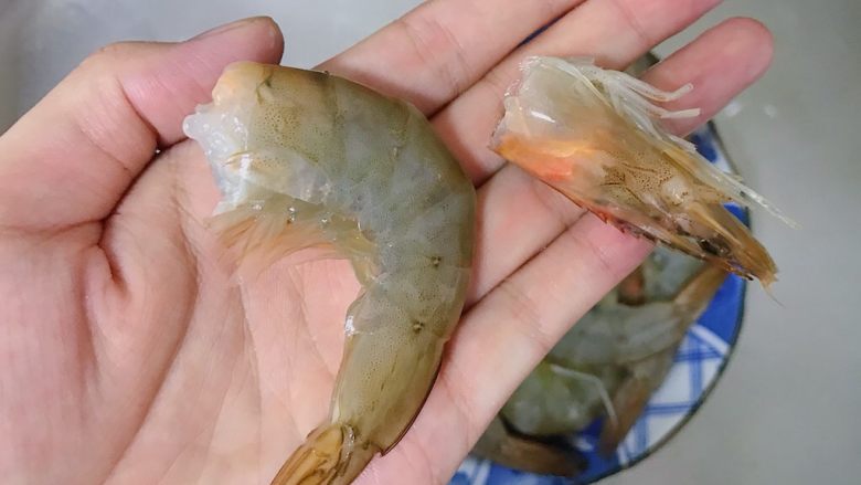 私房茄汁虾,食材处理:
第一步大虾冲洗干净后去虾头
