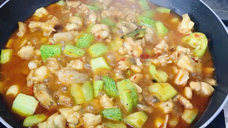 馋嘴蛙,大火煮开后适量加入食盐调味 (喜欢汤汁浓稠的延长煮至时间)