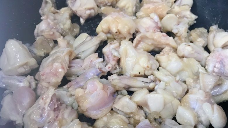 馋嘴蛙,大火炒至断生捞出备用(大火使牛蛙肉收缩锁住水分保持口感鲜嫩)