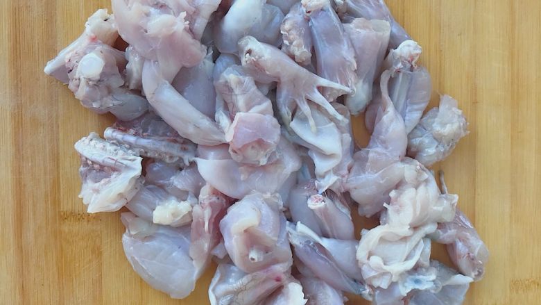 馋嘴蛙,食材处理:
牛蛙去除内脏 剥去外皮切成小块备用