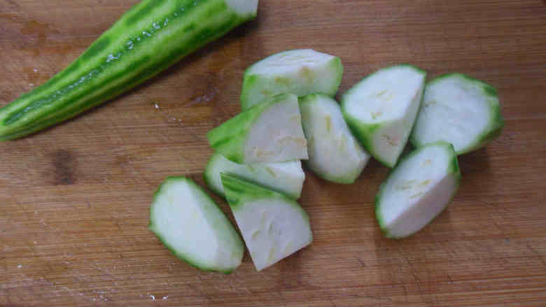 沙茶酱丝瓜肉丸串,<a style='color:red;display:inline-block;' href='/shicai/ 57'>丝瓜</a>去皮,保留少许翠绿色的外皮,好看外吃起来也爽脆,洗净切滚刀块