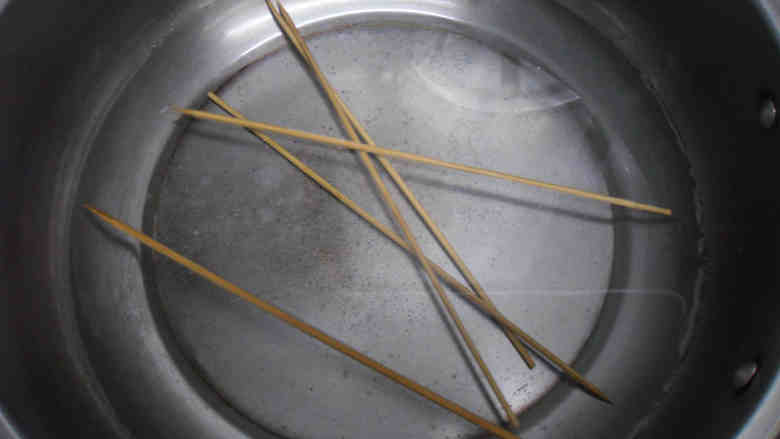 沙茶酱丝瓜肉丸串,竹签用开水烫一下