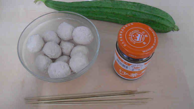 沙茶酱丝瓜肉丸串,取一碗先将酱汁调好,舀起<a style='color:red;display:inline-block;' href='/shicai/ 787'>沙茶酱</a>