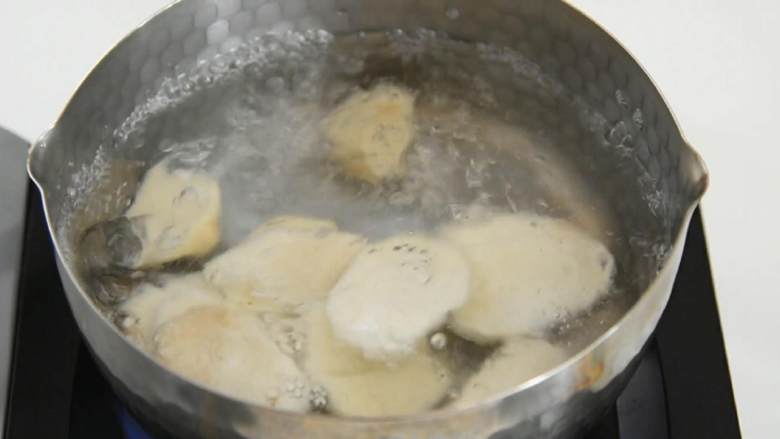 养身美食之秋葵山药烩腰果, 夏季推出正当时,水烧开放入山药煮熟捞出备用。