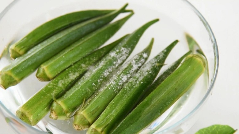 养身美食之秋葵山药烩腰果, 夏季推出正当时,<a style='color:red;display:inline-block;' href='/shicai/ 70'>秋葵</a>盐水洗净,搓去表面绒毛。