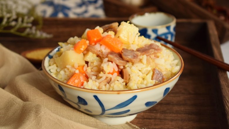 腊肠土豆焖饭,一锅香喷喷的腊味土豆焖饭就做好了，你想不想吃呢？