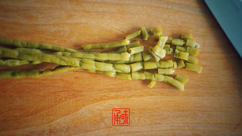 承味酸豆角罗勒炒肉末,一份味道奇特却绝对好吃的快手菜!,酸豆角切成1.5cm左右小段。