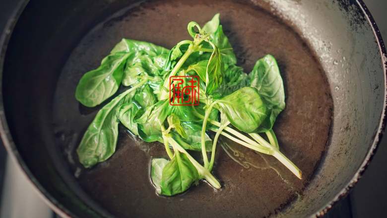 承味酸豆角罗勒炒肉末,一份味道奇特却绝对好吃的快手菜!,炒熟后的罗勒叶捞出,保留油。
