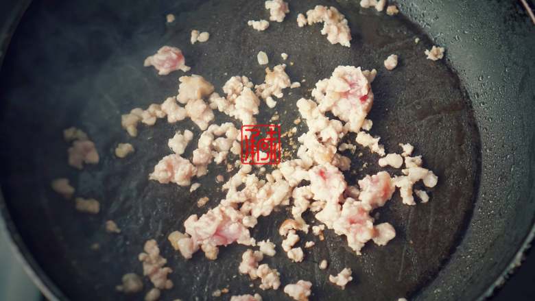 承味酸豆角罗勒炒肉末,一份味道奇特却绝对好吃的快手菜!,然后加入肉末,炒熟肉末,让肉末充分吸收罗勒的味道后,放入调整好的酸豆角。继续翻炒,让酸豆角炒熟,根据自己的口味加入少点的辣椒段。