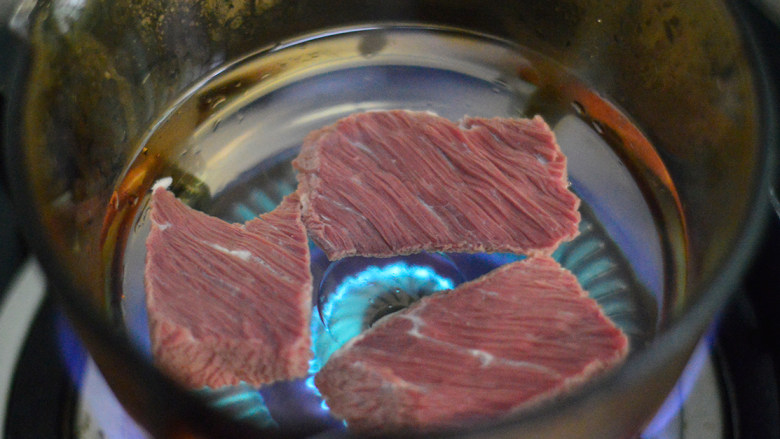 番茄牛肉粥(辅食)
,冷水下锅,焯掉血水后捞出