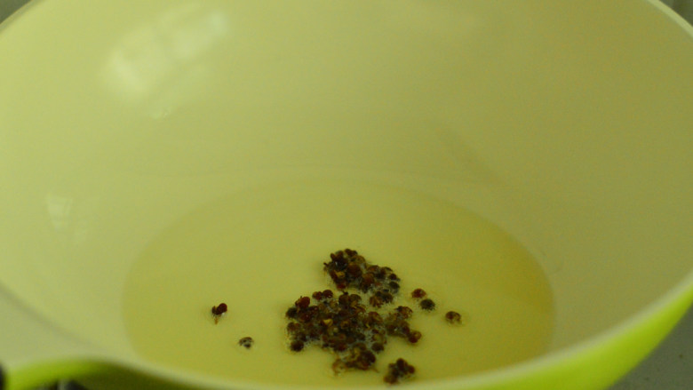 沙茶牛肉煲,锅里烧热油,小火爆香花椒后捞出