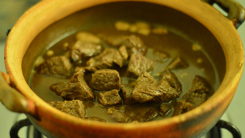 沙茶牛肉煲,转入沙煲中,大火烧开后小火炖约1.5小时