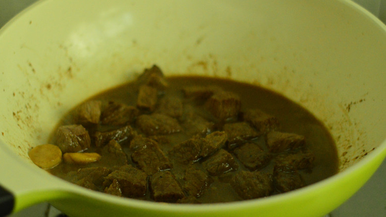 沙茶牛肉煲,兑入热水,煮开