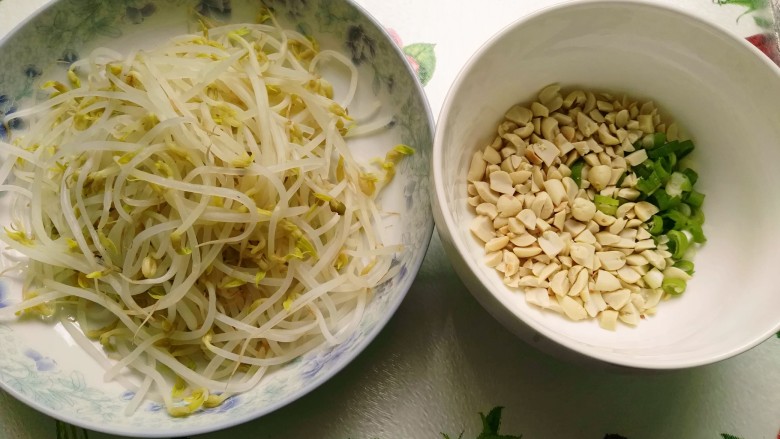 私房凉面,豆芽焯水备用,花生米放微波炉高火叮2分钟去皮切碎,葱切葱花,<a style='color:red;display:inline-block;' href='/shicai/ 2794'>大蒜</a>拍松切碎