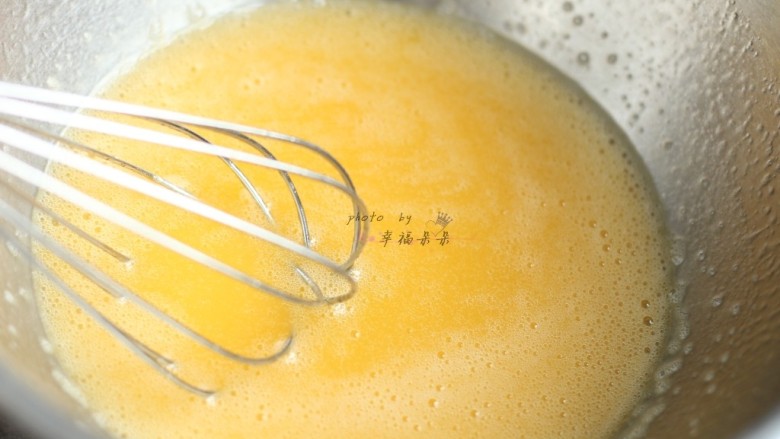黑芝麻蛋卷,用蛋抽搅拌均匀,玉米油乳化、细砂糖溶解即可
