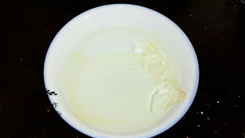 木瓜羊羹,事先把饮用水放进冰箱里冷藏一小时。饮用水倒进碗里,把<a style='color:red;display:inline-block;' href='/shicai/ 758'>吉利丁</a>片剪成小片,放进冷藏好的饮用水里浸泡十分钟,或者可以把整碗的<a style='color:red;display:inline-block;' href='/shicai/ 758'>吉利丁</a>和饮用水放进冰箱里冷冻十分钟。<a style='color:red;display:inline-block;' href='/shicai/ 758'>吉利丁</a>的熔点比较低,常温水最好不要泡<a style='color:red;display:inline-block;' href='/shicai/ 758'>吉利丁</a>,<a style='color:red;display:inline-block;' href='/shicai/ 758'>吉利丁</a>会融化部分在水里。
