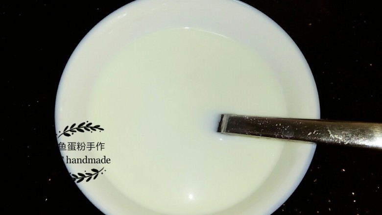 木瓜羊羹,在<a style='color:red;display:inline-block;' href='/shicai/ 219'>牛奶</a>里倒入细砂糖,然后把它们倒入奶锅里加热,边加热边慢慢搅拌,小火加热。加热到细砂糖融化即可。
