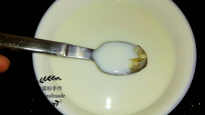 木瓜羊羹,把冷藏浸泡着的吉利丁取出来,用手把它的水分挤掉,然后趁着牛奶有大概40至50°的温度,把吉利丁放进牛奶里,慢慢搅拌,要其融化在牛奶里。