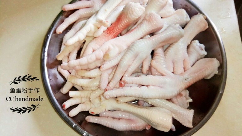 红烧鸡爪,<a style='color:red;display:inline-block;' href='/shicai/ 89'>鸡爪</a>冲洗干净血水,把血水冲洗干净后用刀把<a style='color:red;display:inline-block;' href='/shicai/ 89'>鸡爪</a>甲砍掉尖的部分。注意不要完全把指甲都砍掉,因为<a style='color:red;display:inline-block;' href='/shicai/ 89'>鸡爪</a>的骨胶原会从砍掉的孔里流出影响味道,口感和营养。凉水下锅放入<a style='color:red;display:inline-block;' href='/shicai/ 718'>料酒</a>和<a style='color:red;display:inline-block;' href='/shicai/ 37'>姜</a>水烧开后放入<a style='color:red;display:inline-block;' href='/shicai/ 89'>鸡爪</a>。焯水去<a style='color:red;display:inline-block;' href='/shicai/ 89'>鸡爪</a>的腥味。<a style='color:red;display:inline-block;' href='/shicai/ 89'>鸡爪</a>在水里煮五分钟即可捞起,然后再用清水冲洗一下。