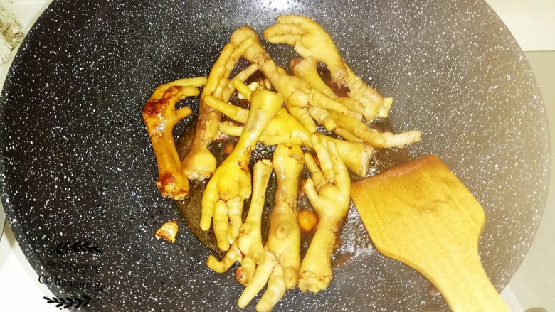 红烧鸡爪, 把沥干水分的鸡爪倒入锅里与姜蒜一同翻炒，然后加入<a style='color:red;display:inline-block;' href='/shicai/ 692'>酱油</a>，<a style='color:red;display:inline-block;' href='/shicai/ 762'>老抽</a>，料酒一起翻炒均匀上色。