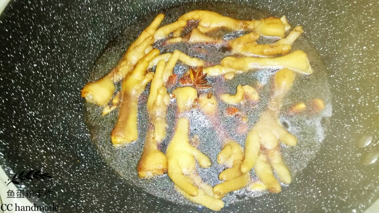 红烧鸡爪,在锅里加入开水,大概淹没过鸡爪,倒入八角和花椒,大火烧开水,然后调制小火,盖上锅盖闷煮一下。
