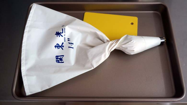 云顶小花曲奇,将一小部分的面团装入裱花袋中,裱花嘴是珍妮曲奇8齿菊花嘴。不建议用一次性裱花袋,容易穿。