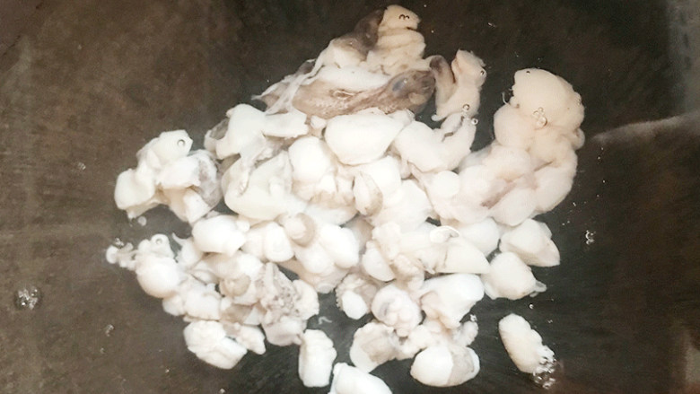 芝士章鱼小丸子,放到锅里,用冷水烧开焯水,去除腥味,等水滚开之后,捞出沥水。
