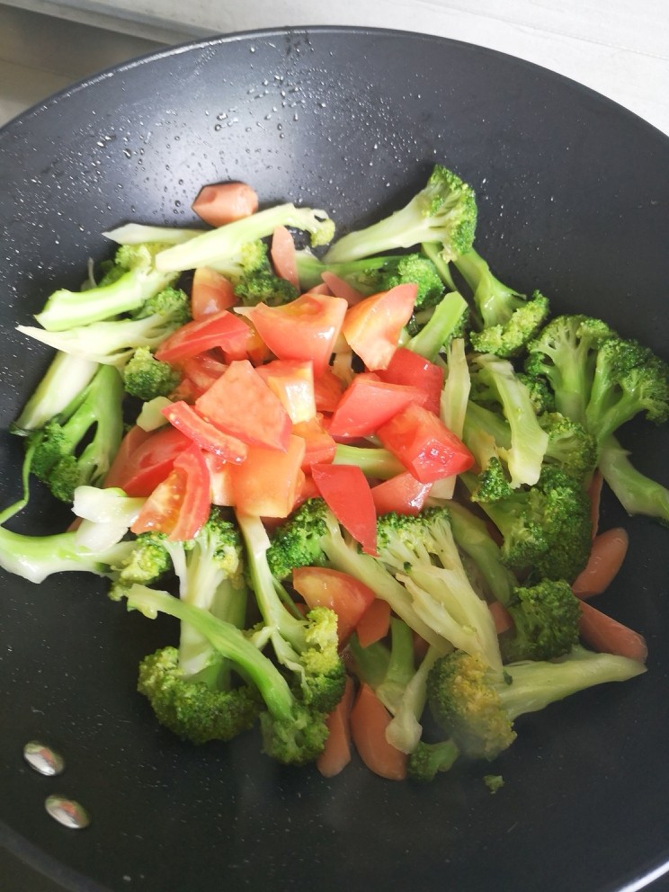 番茄🍅西兰花,放入西红柿翻炒片刻