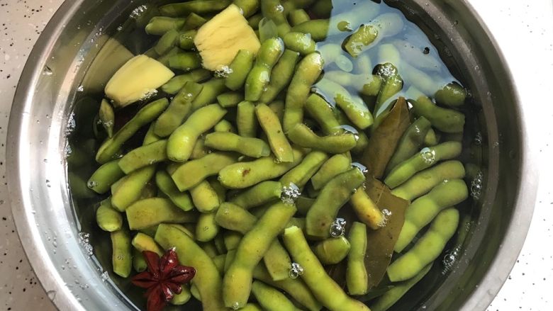 芽芽私房菜-五香毛豆,捞出煮好的毛豆放入冰水内,浸泡片刻