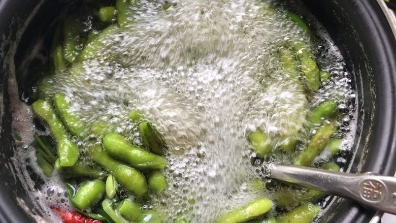 芽芽私房菜-五香毛豆,大约煮8分钟左右,熄火