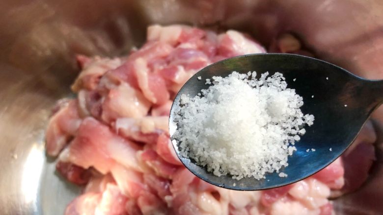 小酥肉,全部切好放入大碗里,加入1g盐