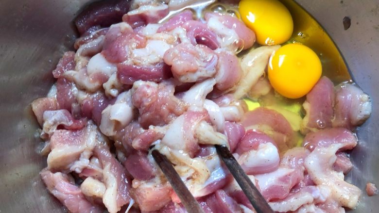 小酥肉,打入2个鸡蛋,搅打均匀